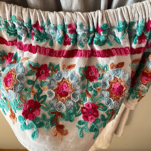 Beautiful off the shoulder top - Picture 2 of 8